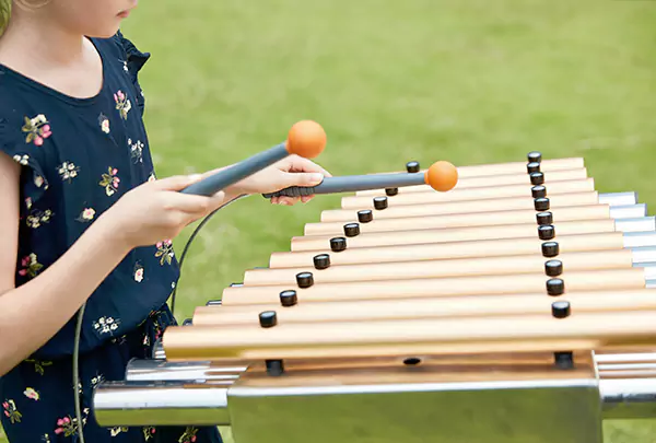 Qual equipamento de playground ao ar livre é adequado para a colocação em jardins de infância?